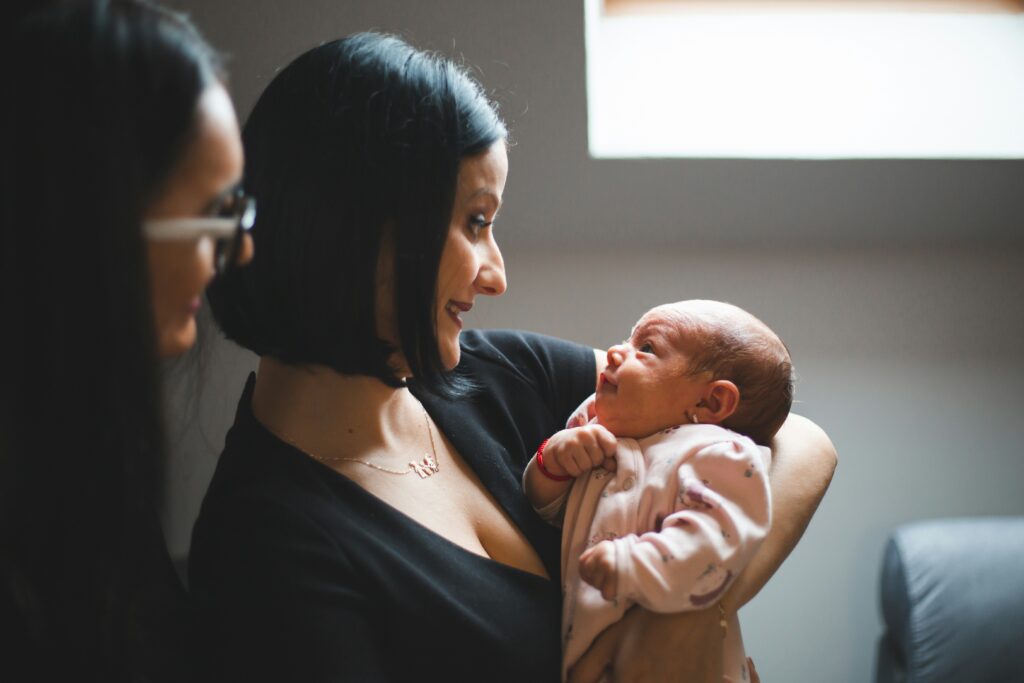 Hospital Bag Checklist for Mom and Baby covering maternity essentials, newborn supplies, and hospital packing tips.