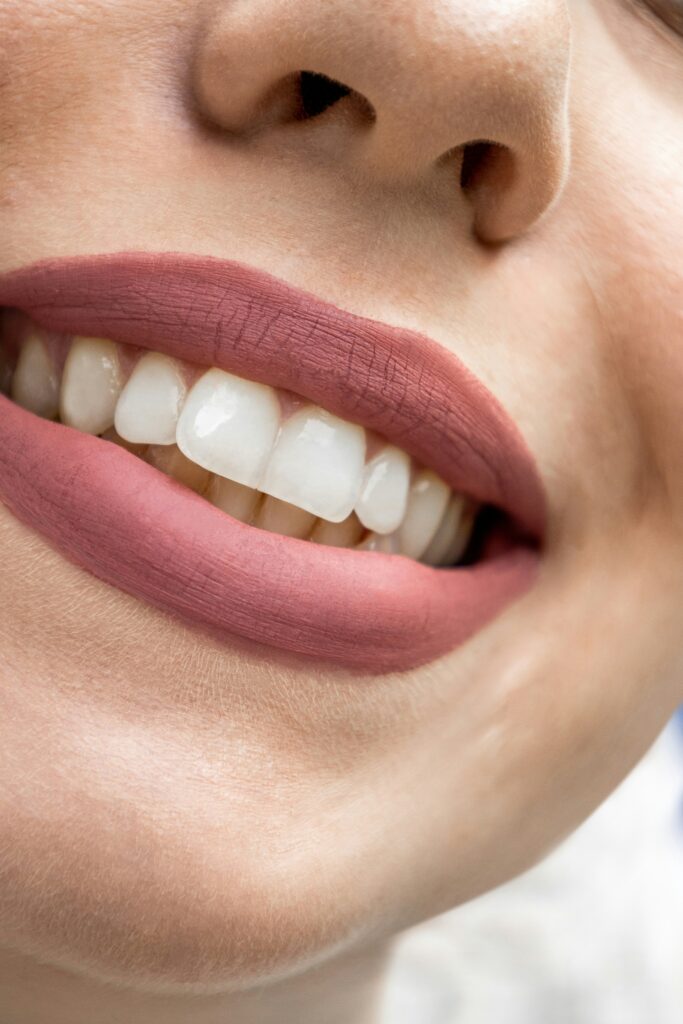 How to Reduce Swelling After Wisdom Teeth Removal guide to ice therapy, oral hygiene, recovery milestones, swelling management, and wisdom teeth aftercare.