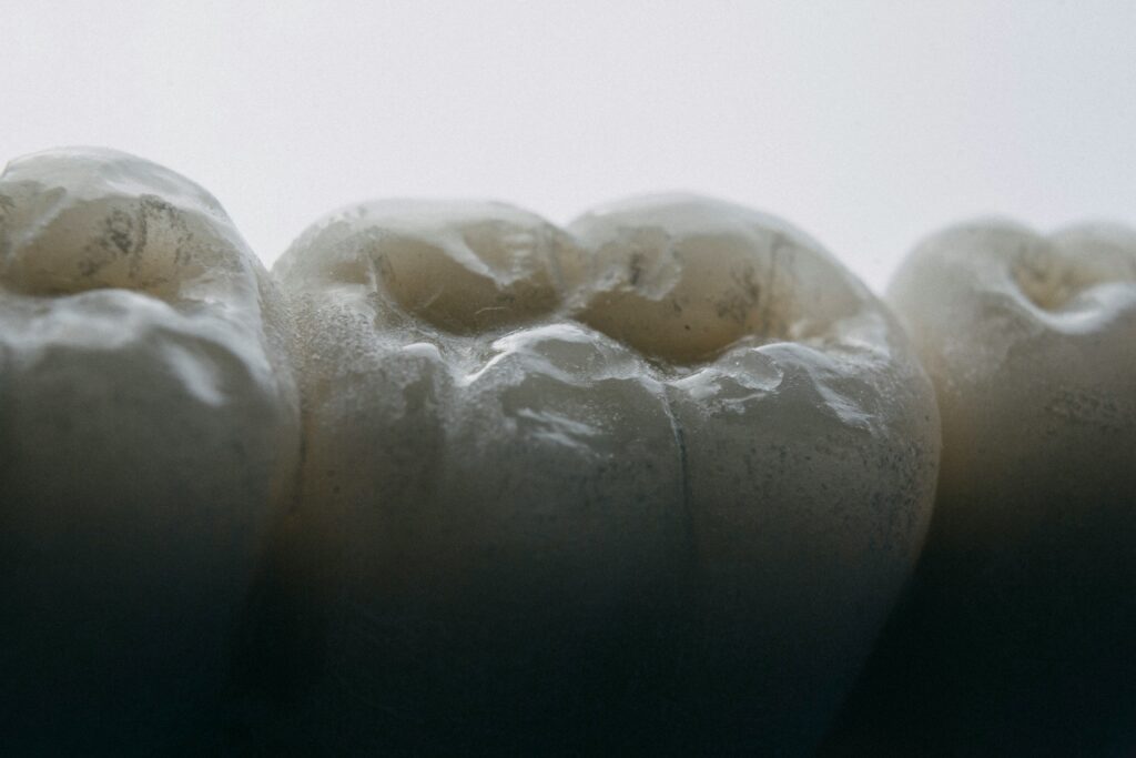 How Long to Wait to Eat After Composite Filling Post-Care Guide showing post-filling eating tips, food choices, sensitivity, and dental care.